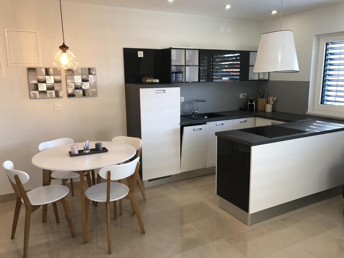 Apartments Svetec วีร์ ภายนอก รูปภาพ